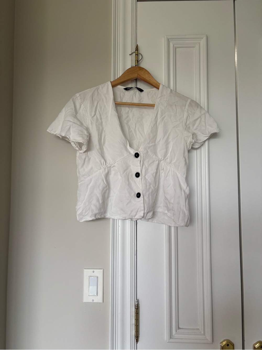 White Button-Front V-Neck Short Sleeve Cropped Blouse